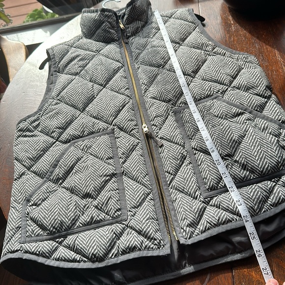 L J. Crew Women’s down herringbone ‘Excursion’ vest. Grey & white/grey trim. EUC - Picture 7 of 15